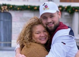 VÍDEO: Jovem tatua risada da mãe que faleceu por Covid-19