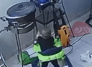 Vídeo de bebê virando tacho de óleo frio em si mesmo é um alerta para pais e mães