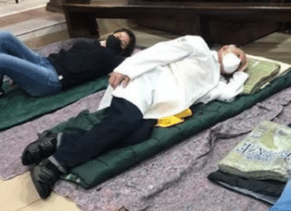 Durante passagem de frente fria por SP, padre Júlio Lancellotti acolhe desabrigados em igreja