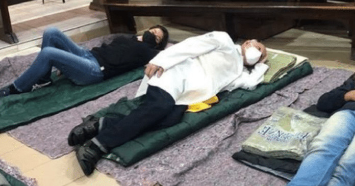 Durante passagem de frente fria por SP, padre Júlio Lancellotti acolhe desabrigados em igreja