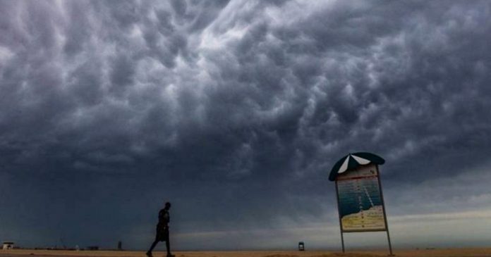 Dubai “planta” nuvens e faz chover artificialmente, no que tem sido acusado de “brincar de Deus”