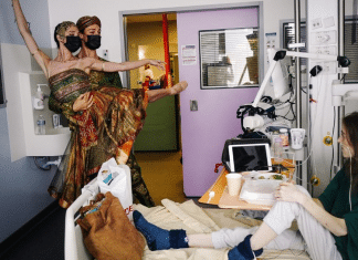 Artistas renomados da Ópera se apresentam para crianças doentes nos hospitais