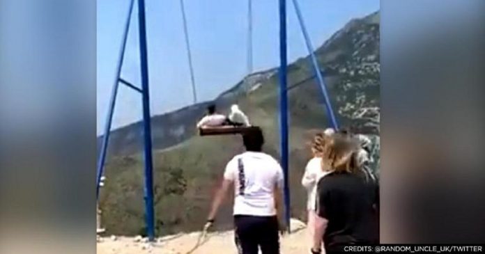 Mulheres caem de balanço no alto de desfiladeiro a 6.000 pés de altura (VÍDEO)