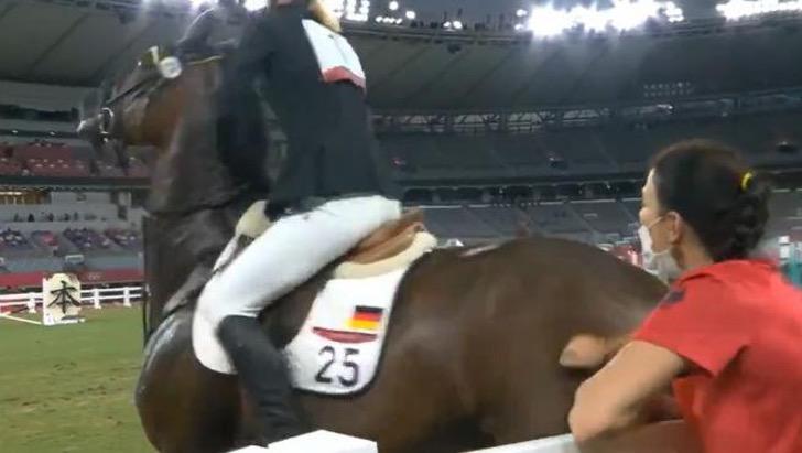contioutra.com - Kaley Cuoco se ofereceu para comprar o cavalo maltratado nas Olimpíadas: "Me dá um preço!"