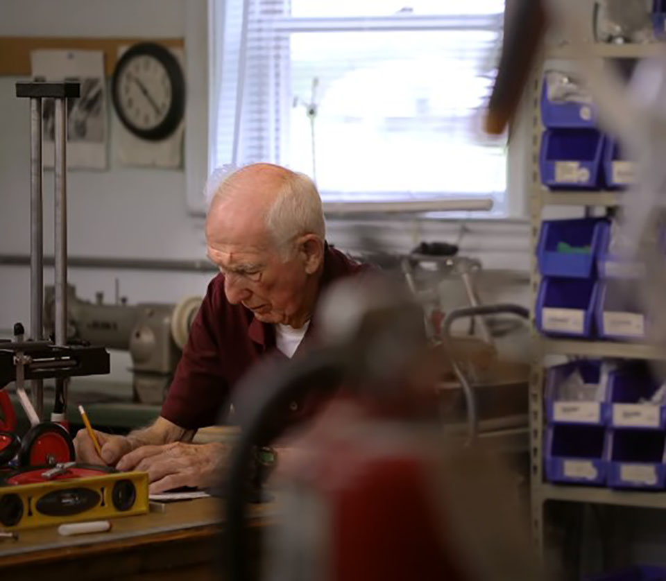 contioutra.com - Veterinário aposentado de 92 anos dedica sua vida a fazer cadeiras de rodas para animais com deficiência