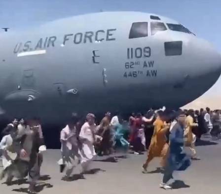 contioutra.com - Pessoas despencam de avião em tentativa de fuga de Cabul com a chegada do Talibã