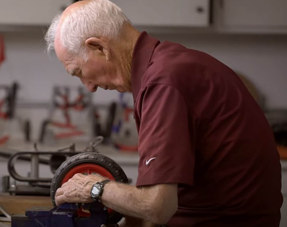 contioutra.com - Veterinário aposentado de 92 anos dedica sua vida a fazer cadeiras de rodas para animais com deficiência