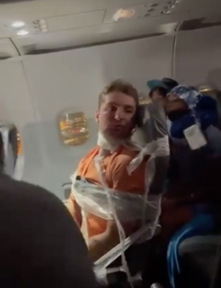 contioutra.com - Passageiro é amarrado em assento de avião após causar polêmica; veja VÍDEO