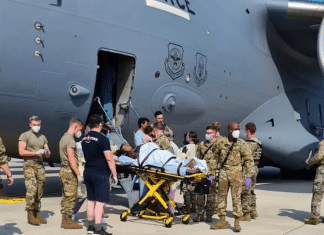 Mulher afegã grávida dá a luz dentro de avião militar dos EUA