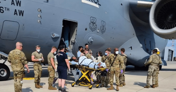 Mulher afegã grávida dá a luz dentro de avião militar dos EUA
