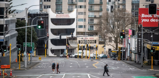 Apenas um manifestante vai a protesto contra lockdown na Nova Zelândia