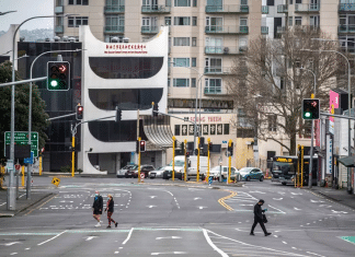 Apenas um manifestante vai a protesto contra lockdown na Nova Zelândia