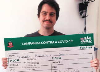 Jovem aparece com carteira de vacinação gigante ‘de Itu’ e polemiza nas redes