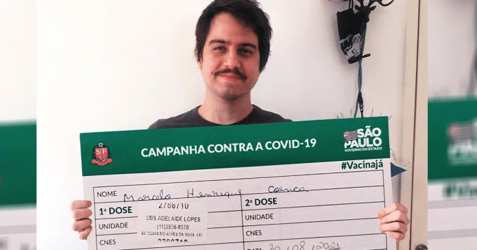Jovem aparece com carteira de vacinação gigante ‘de Itu’ e polemiza nas redes