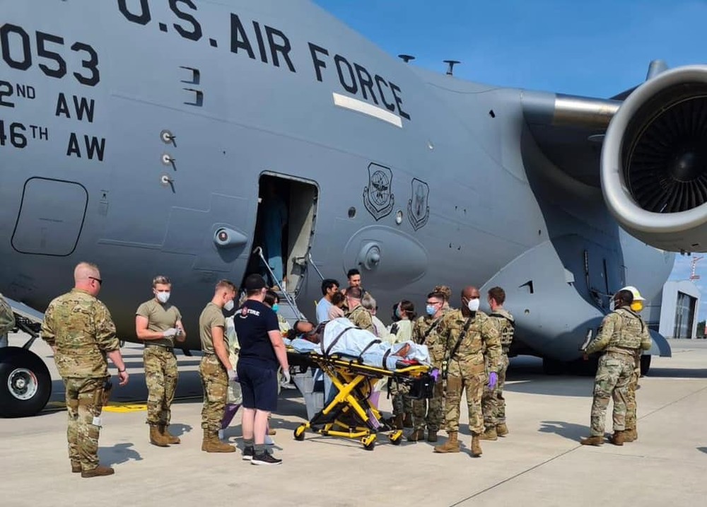 contioutra.com - Mulher afegã grávida dá a luz dentro de avião militar dos EUA