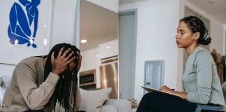 Conversar com amigos é terapêutico, mas não é psicoterapia