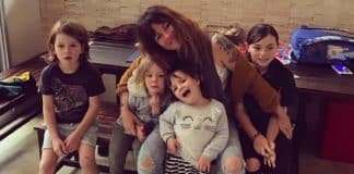 Blogueira revela que filhos comem com as mãos e tomam banho três vezes por semana