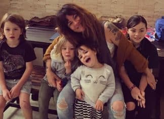 Blogueira revela que filhos comem com as mãos e tomam banho três vezes por semana