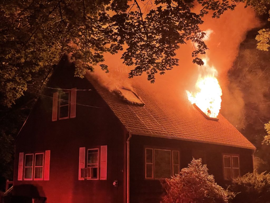 contioutra.com - 20 anos após perder família em incêndio, homem adentra casa em chamas para resgatar vizinha