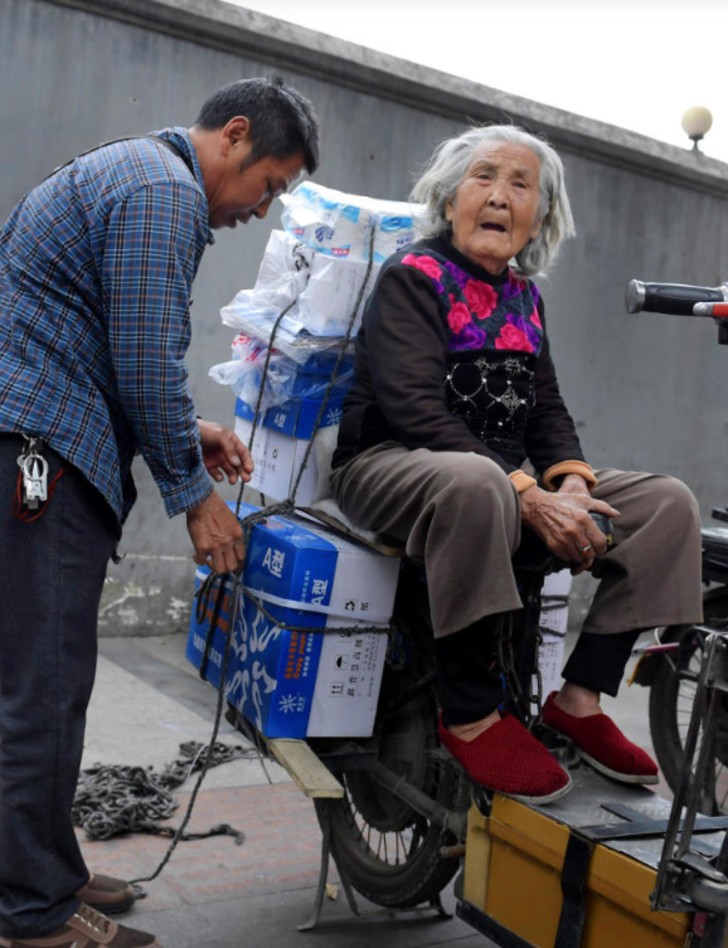 contioutra.com - Entregador leva sua mãe de 92 anos para trabalhar com ele para poder cuidar dela