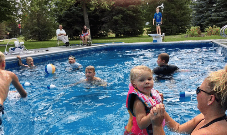 contioutra.com - Idoso superou a solid&atilde;o abrindo sua piscina para as crian&ccedil;as do bairro