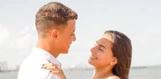 Gigantes mundiais da comunicação e relacionamentos na Web: Facebook, Tinder, Omegle Gigantes mundiais da comunicação e relacionamentos na Web: Facebook, Tinder, Omegle