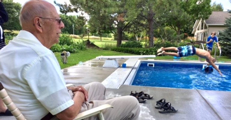 contioutra.com - Idoso superou a solidão abrindo sua piscina para as crianças do bairro