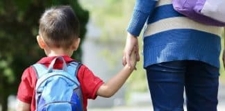 Mãe que trabalha 12 horas por dia se irrita com comentário de outros pais : ‘Ela fede’ Mãe que trabalha 12 horas por dia se irrita com comentário de outros pais : ‘Ela fede’