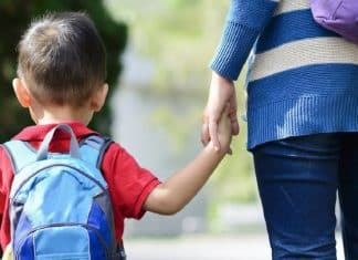 Mãe que trabalha 12 horas por dia se irrita com comentário de outros pais : ‘Ela fede’