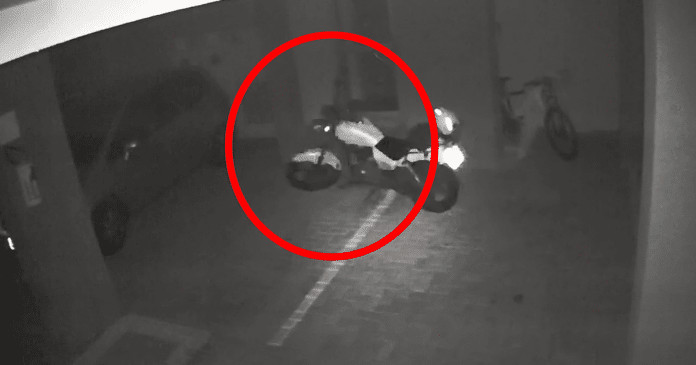 Moto andando sozinha em estacionamento de Londrina aterroriza internautas; VEJA VÍDEO