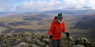 Aos 81 anos, ele escalou montanha de 1.020 metros para homenagear esposa doente