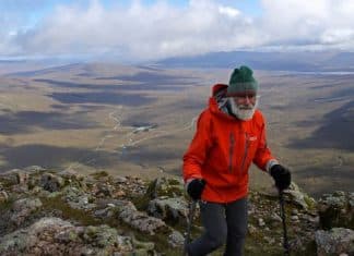 Aos 81 anos, ele escalou montanha de 1.020 metros para homenagear esposa doente