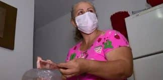 Família de SC cozinha ossos para alimentação e distribui sopa entre os necessitados Família de SC cozinha ossos para alimentação e distribui sopa entre os necessitados