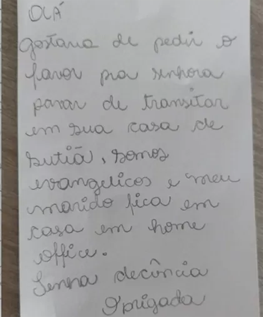 contioutra.com - Jovem recebe bilhete para não andar de sutiã em sua casa: ‘Tenha decência’