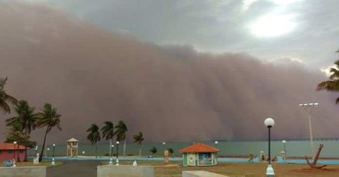 Nuvem gigante de areia espalha o medo entre moradores de Pereira Barreto (VÍDEO)