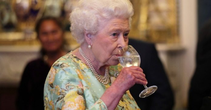 Rainha Elizabeth, de 95 anos, recusa prêmio para idosos: “Não me sinto velha”