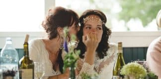 Noiva se revolta com vestido usado pela cunhada em seu casamento: “Desrespeitosa”