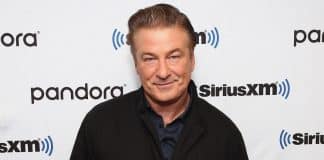 Fotos mostram Alec Baldwin abraçando marido e filho de diretora falecida Fotos mostram Alec Baldwin abraçando marido e filho de diretora falecida