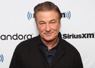 Fotos mostram Alec Baldwin abraçando marido e filho de diretora falecida