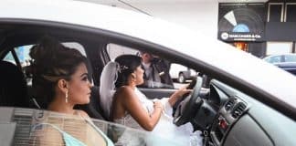 Noiva grávida vai dirigindo ao casamento após ter 20 corridas recusadas no aplicativo