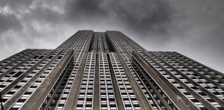 Mulher corta corda em que pintores estavam pendurados em edifício de 32 andares