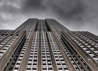 Mulher corta corda em que pintores estavam pendurados em edifício de 32 andares