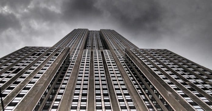 Mulher corta corda em que pintores estavam pendurados em edifício de 32 andares