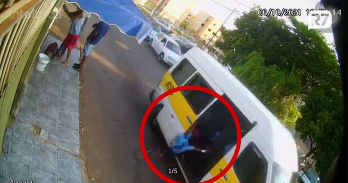 Vídeo mostra criança sendo arremessada de van escolar e atropelada no DF