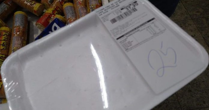 Supermercado em SP entrega bandeja de carne vazia até que clientes paguem a conta