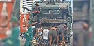 VÍDEO: Moradores de Fortaleza pegam restos de comida em caminhão de lixo