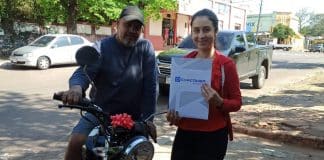Ela deu uma moto para seu padrasto em agradecimento por ajudá-la a se formar