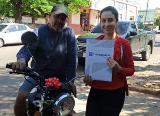 Ela deu uma moto para seu padrasto em agradecimento por ajudá-la a se formar