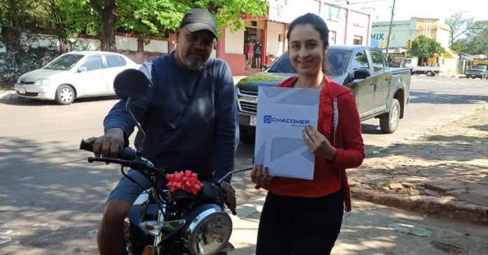 Ela deu uma moto para seu padrasto em agradecimento por ajudá-la a se formar