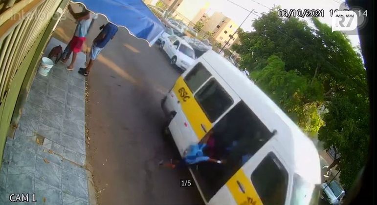 contioutra.com - Vídeo mostra criança sendo arremessada de van escolar e atropelada no DF